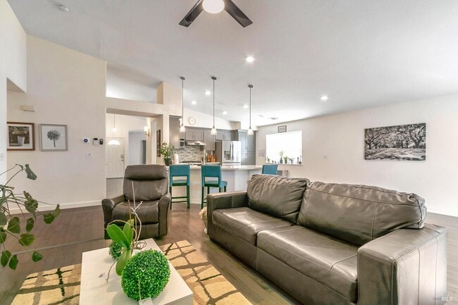 Building Photo - 3257 Vista Del Lago Way