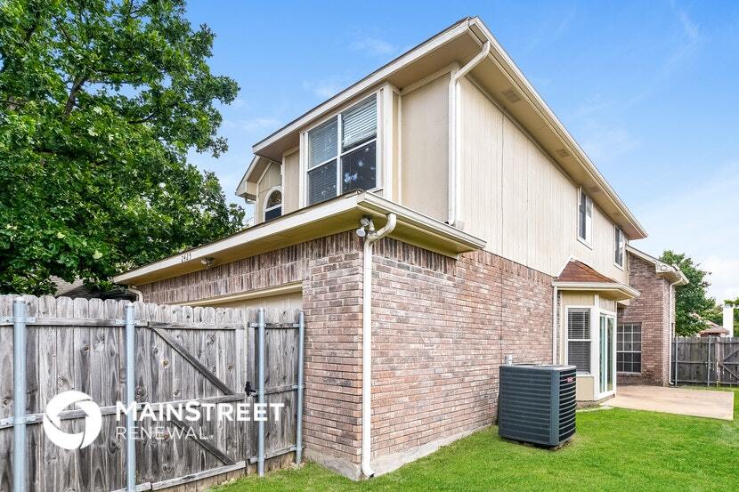 Building Photo - 2425 Ithaca Dr