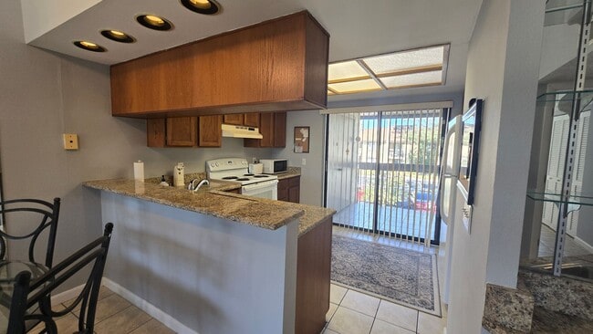 Building Photo - Furnished 2-Bed 2- Bath Condo