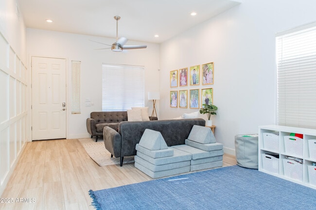 Building Photo - 2679 E Vermont Ct