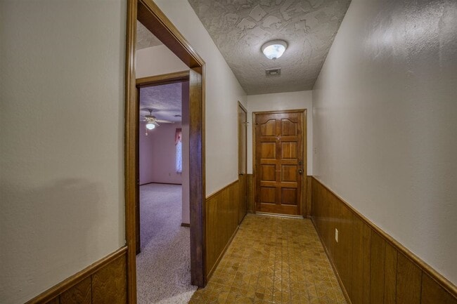 Building Photo - 308 SE Camelot Dr