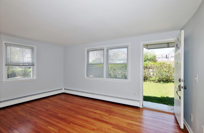 Building Photo - 261 East Ave