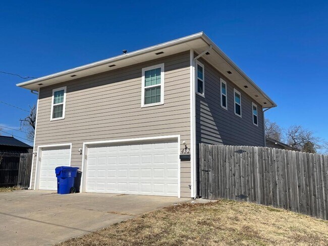 Building Photo - 2 Bed / 2 Bath Apartment with 3-Car Garage – Central Norman – Available Now!