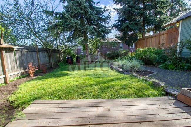 Building Photo - Light & Bright Home In Eugene