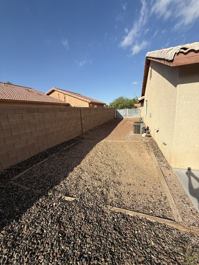Building Photo - 4942 S Rinaldi Dr