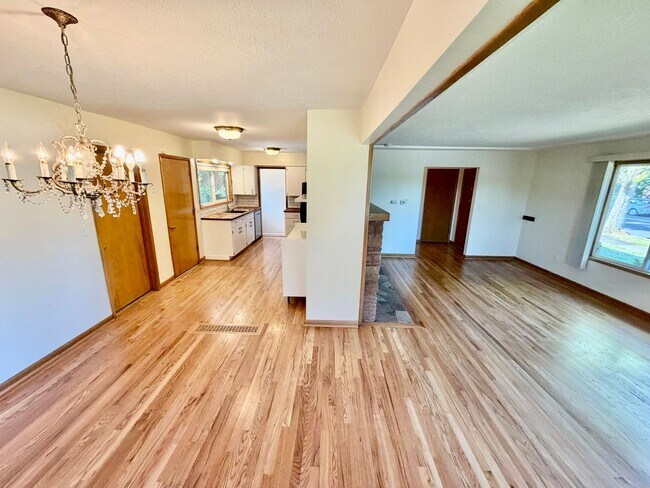 Building Photo - Spacious, Remodeled 5bd/3bath Cherry Park Home with Large Fenced Garden and Finished Basement