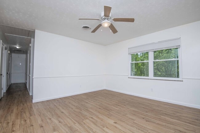 Building Photo - 805 Goldfinch Ave