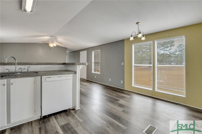 Building Photo - 3 Pine Rd