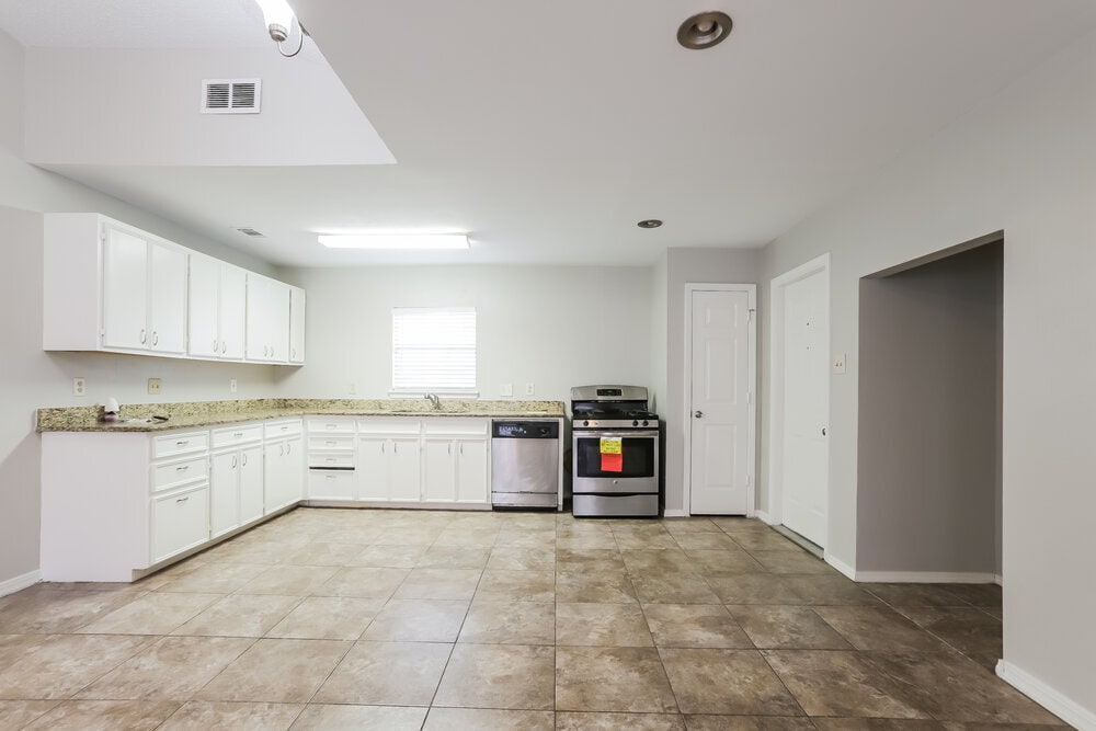 Building Photo - 6395 Crossway Dr