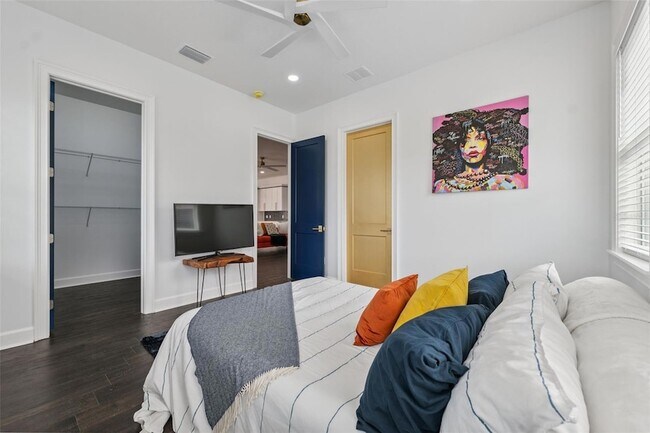 Building Photo - 8605 Inwood Dr