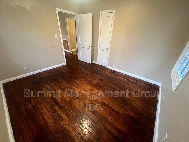 Building Photo - 313 Ash St