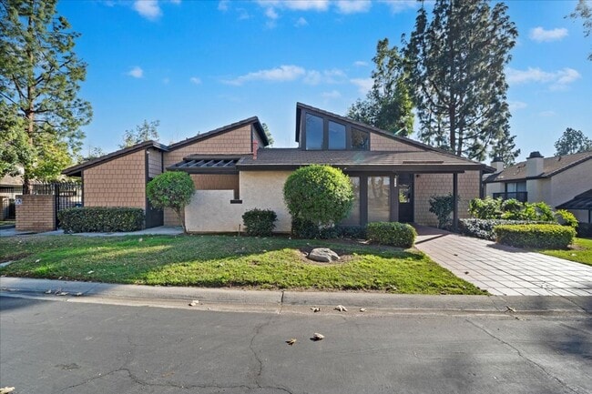 Building Photo - Canyon Crest Beauty***MOVE IN READY***