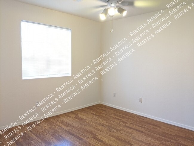 Building Photo - 895 E Lakeview Dr