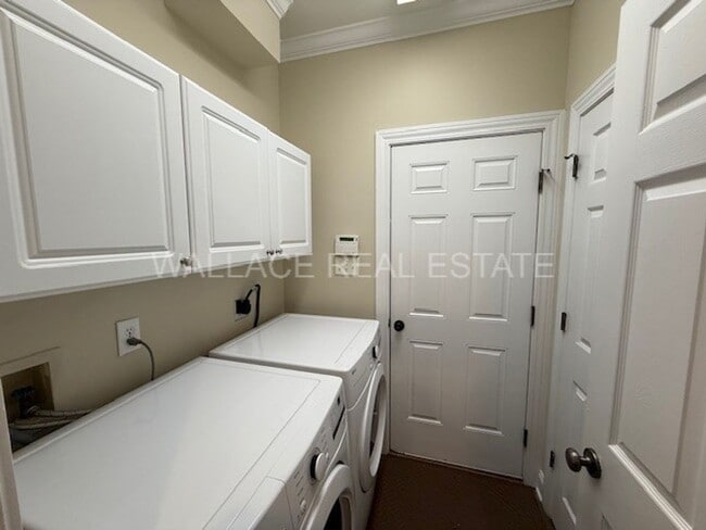 Building Photo - MAIN LEVEL LIVING IN THE HEART OF FARRAGUT...