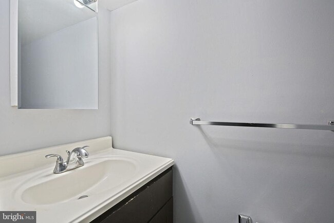 Building Photo - 18 Chantilly Ct