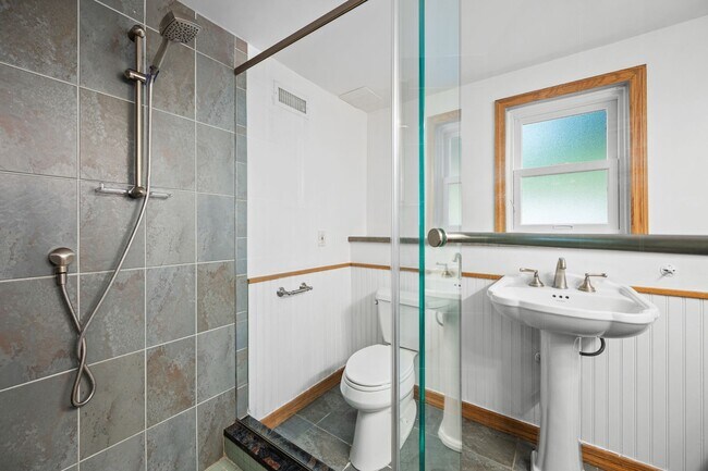 Building Photo - Spacious 3 Bed, 3 Bath