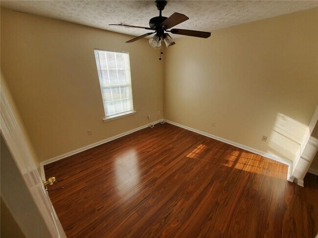 Building Photo - 5450 Twin Lakes Dr