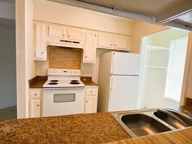 Building Photo - 1307 Brenda Ln