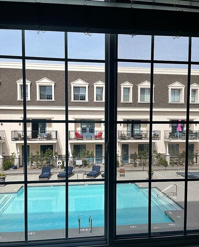 Building Photo - GATED BILTMORE/ARCADIA Awesome Poolside To...