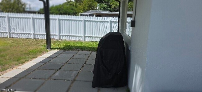 Building Photo - 1118 NE Pine Island Ln