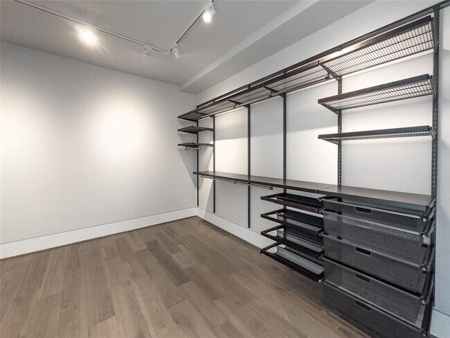Building Photo - 2406 Tangley St