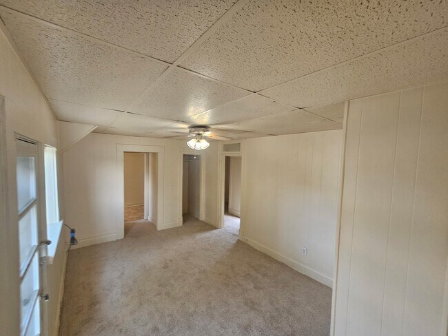 Building Photo - 122 Oak St