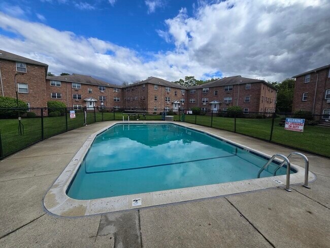Building Photo - 5 Colonial Village Dr