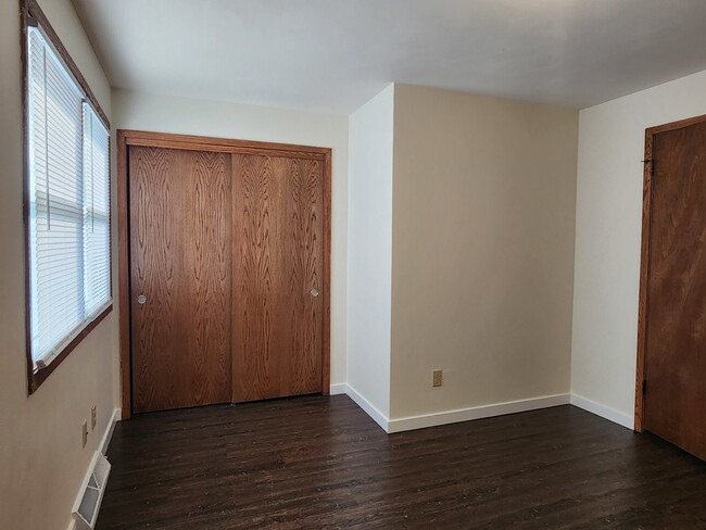 Building Photo - "3-Bed Townhouse with 1.5 Baths in Appleton!