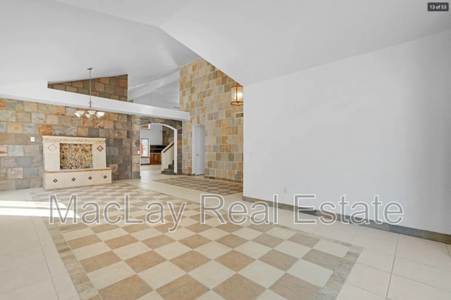 Building Photo - 395 W Sagebrush St
