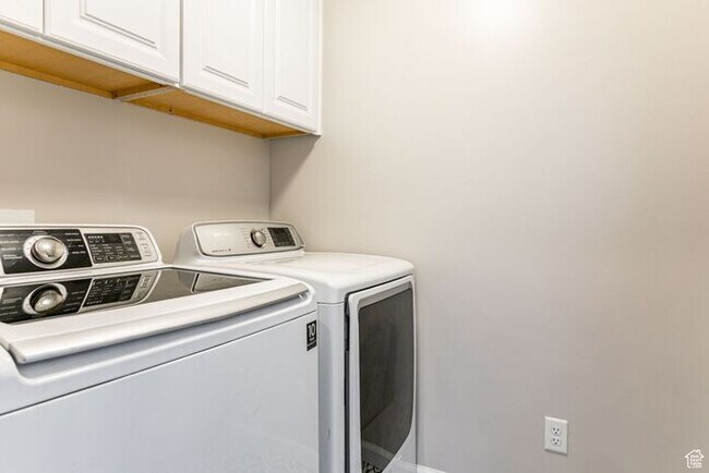 Building Photo - Awesome upgraded House w 2 car attached