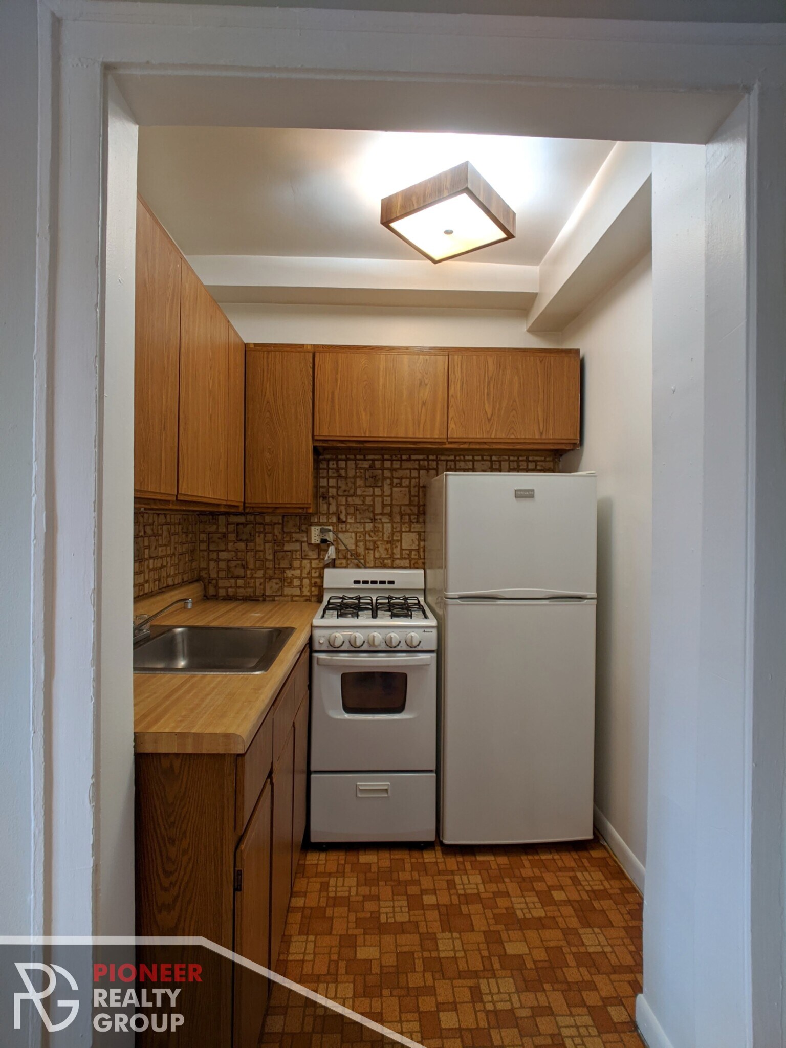 Building Photo - 739 W Belmont Ave