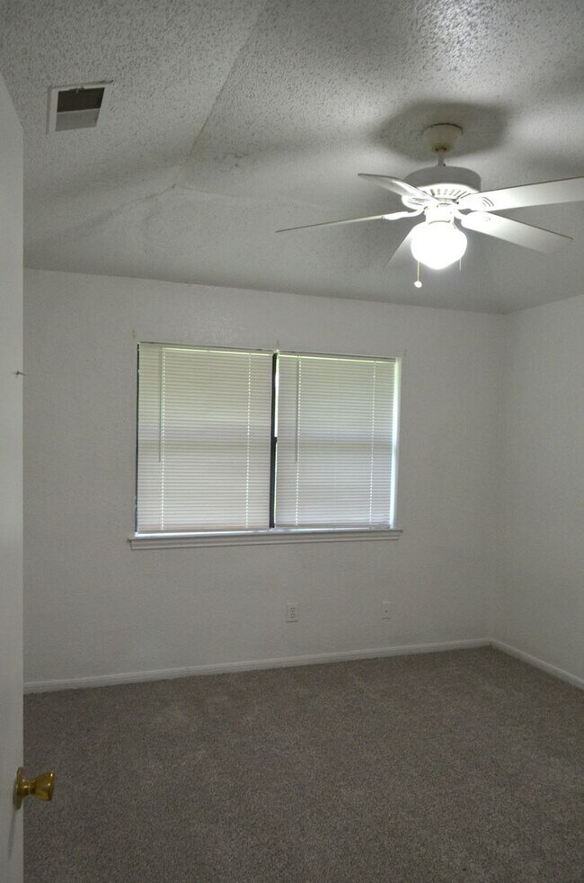 Building Photo - 205 Horseshoe Dr