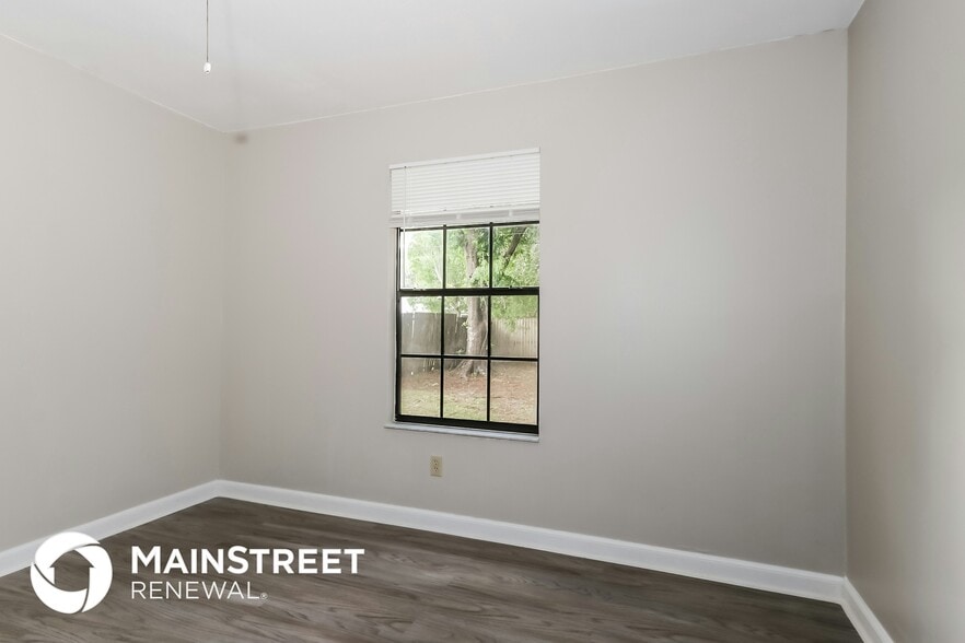 Building Photo - 1301 SW Chase Rd