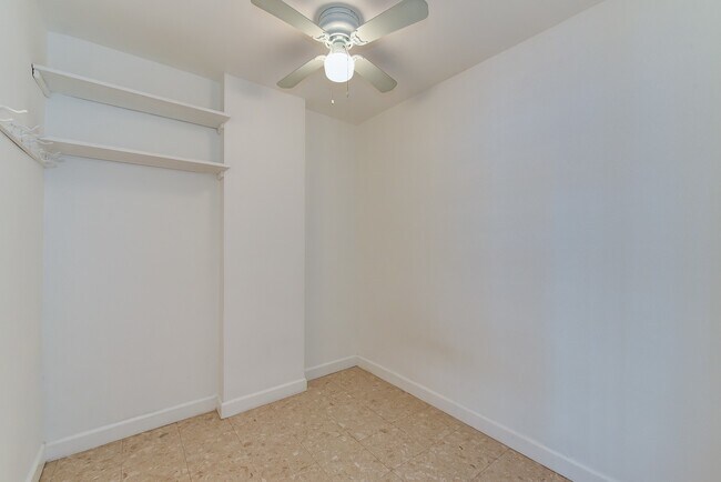 Building Photo - Spacious & Bright Junior One Bedroom at River Place North