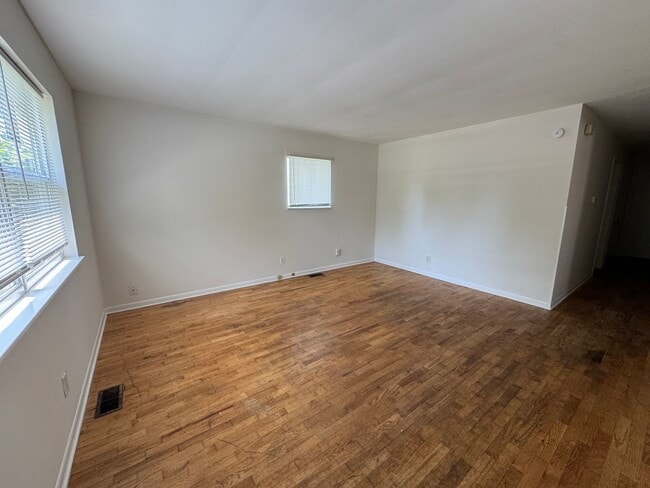 Building Photo - 942 W 33rd St
