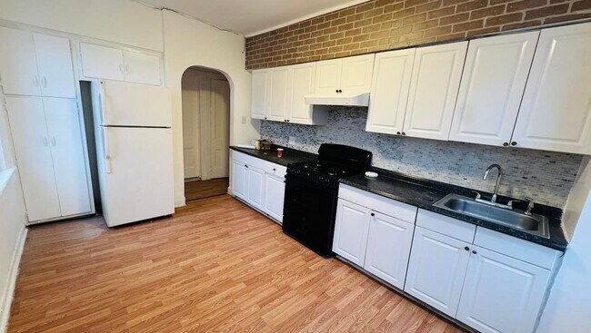 Primary Photo - 1153 Summit Ave