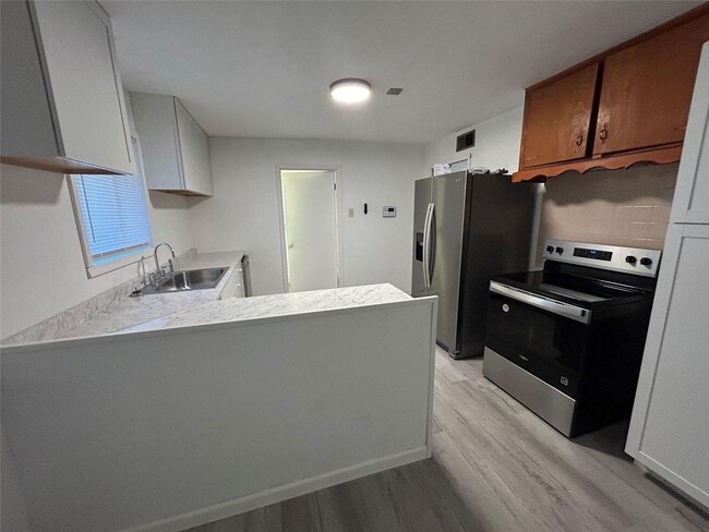 Building Photo - 617 Forest Ln