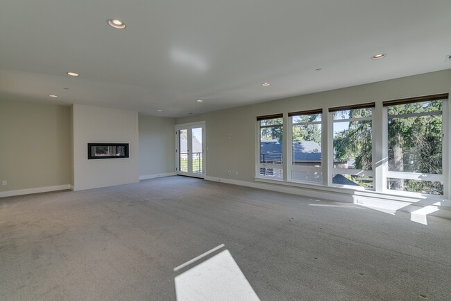 Building Photo - Luxurious & Contemporary 5 bed home in Red...