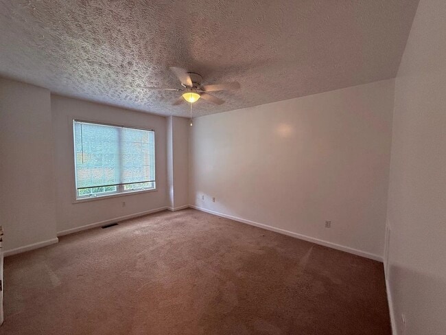 Building Photo - Gorgeous 3 Bedroom, 3 Bath Pet Friendly