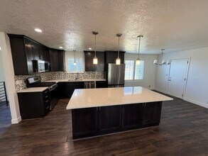 Building Photo - Spacious 4 Bed, 2 Bath Home with Fenced Yard
