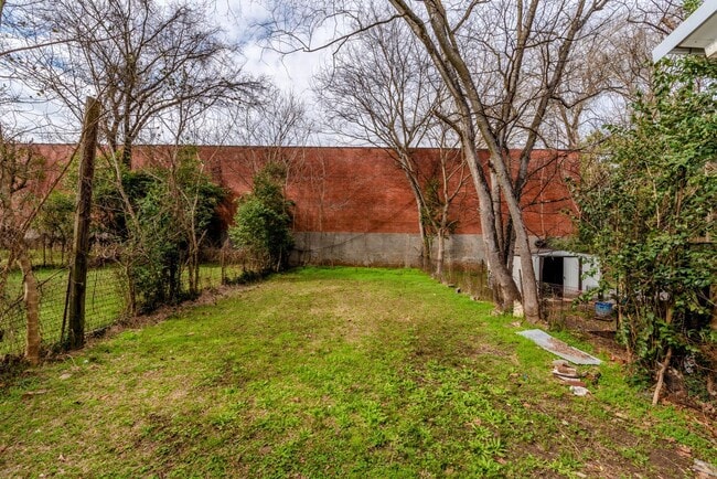 Building Photo - $880 Section 8 Ok!