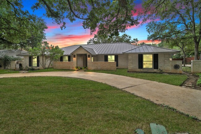 Building Photo - CHARMING 5 BDRM HOME IN CASTLE HILLS!!