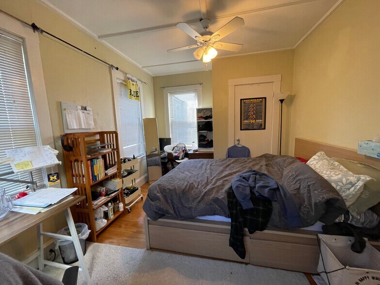 Building Photo - 21 College Ave