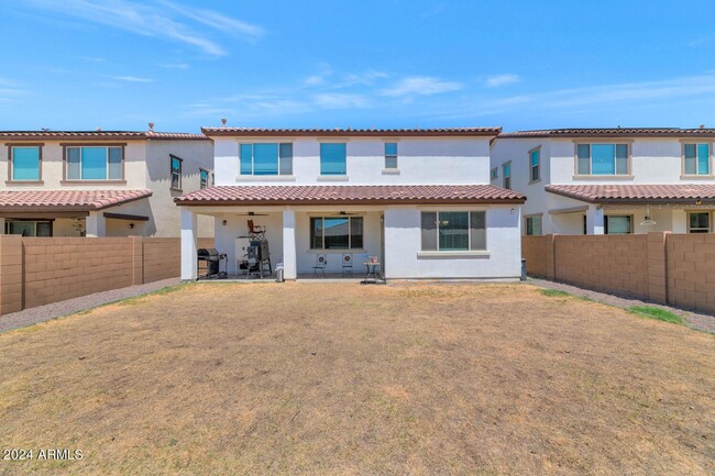 Building Photo - Charming 5-bedroom 3 car garage home in Go...