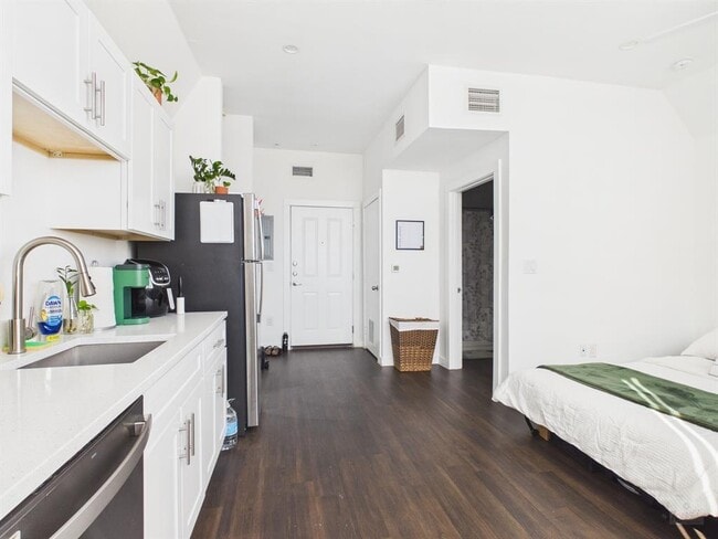 Building Photo - 1010 W 26th St