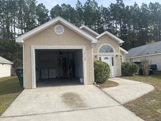 GARAGE - 3139 Layla st