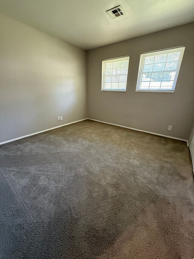 Building Photo - 4601 Lakeside Dr