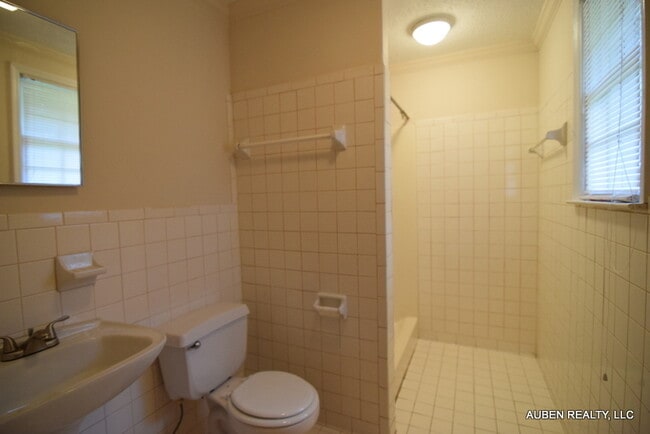 Building Photo - 3 Bed/2 Bath w/ Bonus Room - Section 8 OK!