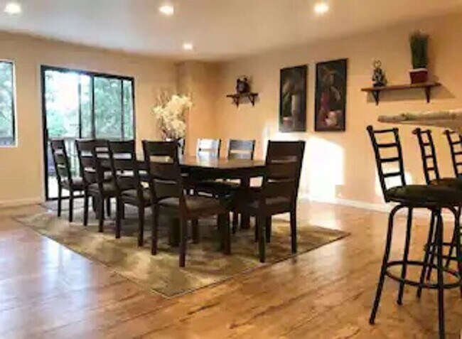 Building Photo - Great Contemporary Lake View Home above Burnt Mill Beach Club