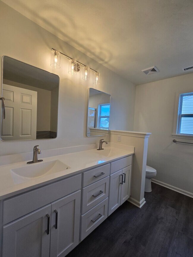 Building Photo - Beautifully renovated 4 bedroom home in Vi...